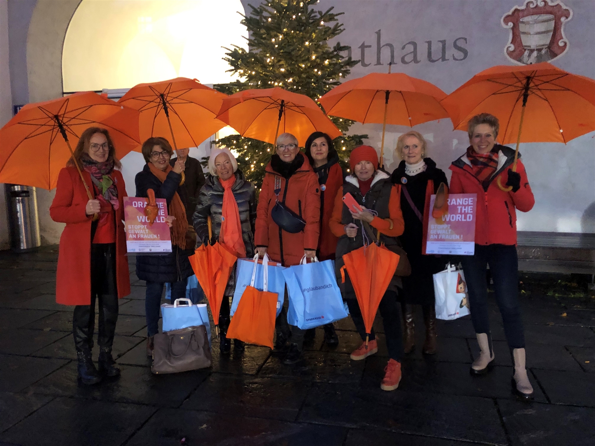 OTW – ORANGE SCHUHE IN KUFSTEINS SCHAUFENSTERN